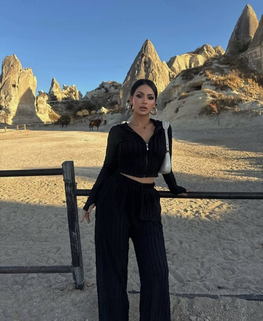 Kadın Uzun Kollu Parmak Geçme Ve Fermuar Detay Kısa Ceket Ve İspanyol Paça Pantolon Ikili Takim