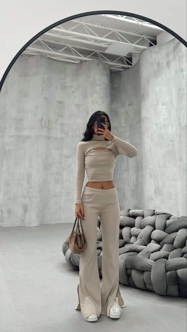 Kadın Uzun Kollu Pencere Detay Göğüs Dekolteli Bluz Ve Bol Paça Pantolon Ikili Takim