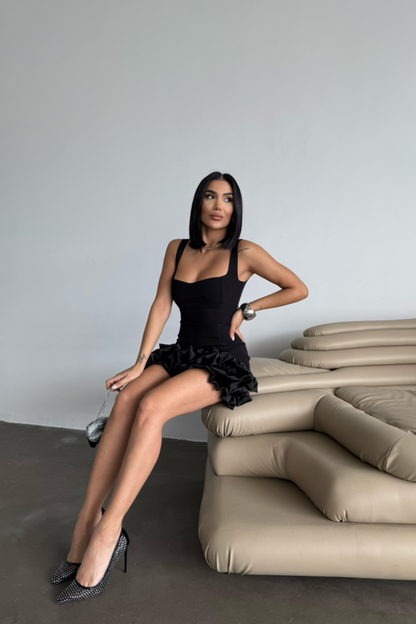 ASKILI KISA DAR ELBİSE ETEKUCU TASARIM KATLI - Siyah