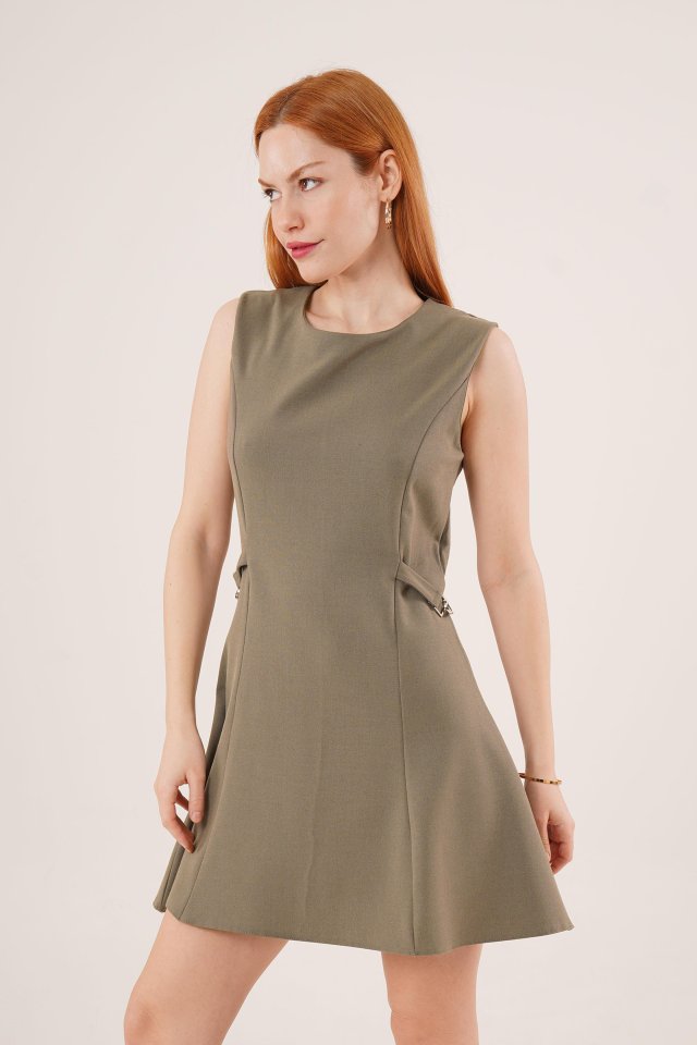 Yanları Zincir Detaylı Sıfır Kol Haki Mini Elbise